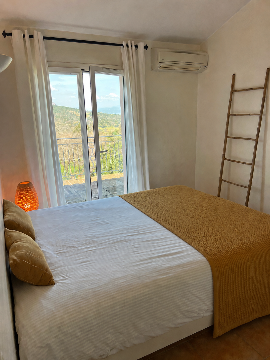 Masterbedroom met balkon en zicht op de heuvels
