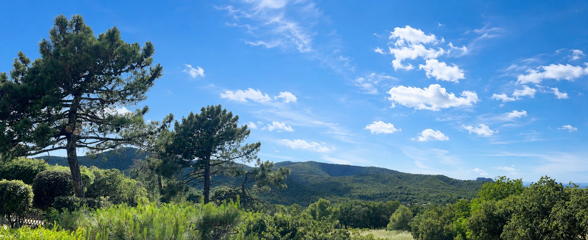 Panoramisch zicht vanaf de villa over het landschap